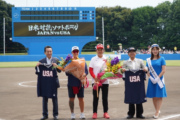 左から鈴木静岡県知事、米国代表監督、宇津木日本代表ヘッドコーチ、須藤富士宮市長、田島ミス富士山グランプリ
