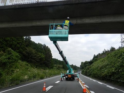 高所作業車を使用した橋梁点検状況写真(例