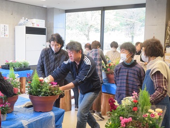 寄せ植え教室の様子