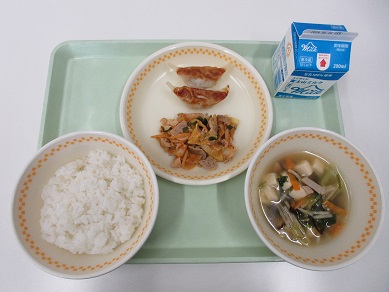 ・牛乳　・ご飯　・キムタクご飯の具　・餃子　・チンゲン菜のスープ