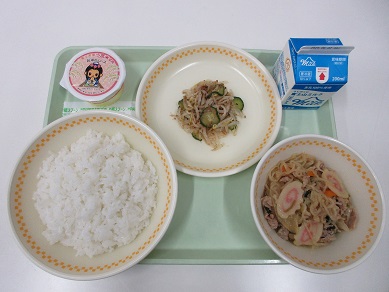 ・牛乳　・ご飯(富士宮産コシヒカリ)　・富士宮産豚肉丼の具　・野菜の梅おかか和え　・お米のムース