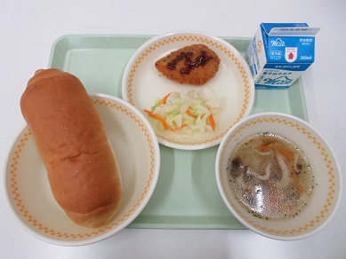 ・牛乳　・パン　・シイラフライ　・塩もみ野菜　・野菜スープ　・中濃ソース