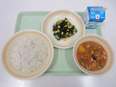 ・牛乳　・麦ご飯　・ビーンズカレー　・海草サラダ