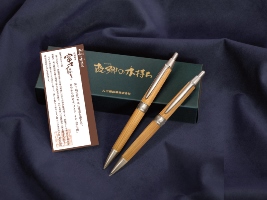 文具の蔵Rihei販売による「富士ひのきのボールペン」