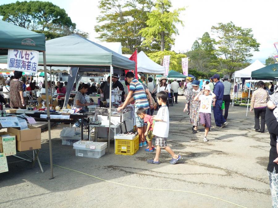 多くの人でにぎわいます