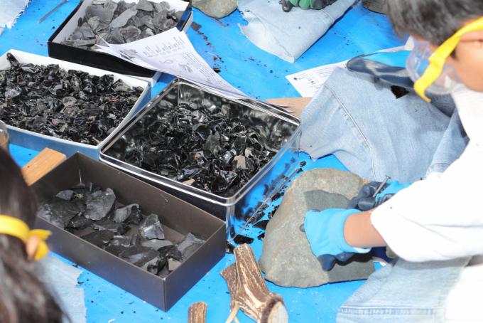 石器作りの様子