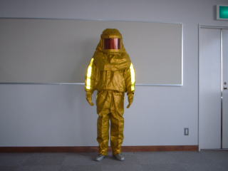 放射能防護服です。