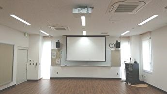 集会室1・2のプロジェクタースクリーンの写真です。