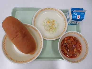 ・牛乳　・パン　・ポークビーンズ　・コールスローサラダ