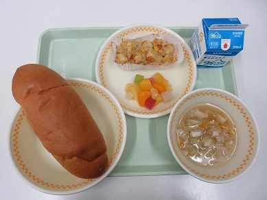 ・牛乳　・パン　・ポテトのチーズマヨネーズカップ焼き　・フルーツミックス　・鶏肉と野菜のスープ