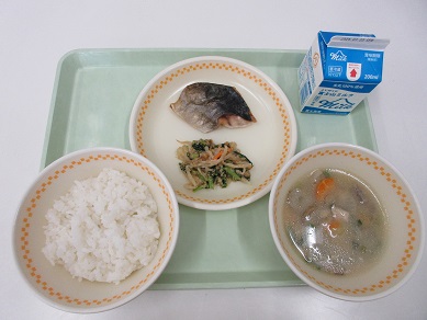 ・牛乳　・ご飯　・鯵の塩焼き　・小松菜のごま和え　・薩摩汁