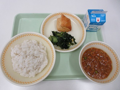 ・牛乳　・麦ご飯　・キーマカレー　・海草サラダ　・シュガーパイ