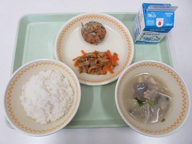 ・牛乳　・ご飯　・味付きがんものお茶揚げ　・目覚まし炒め　・薩摩汁