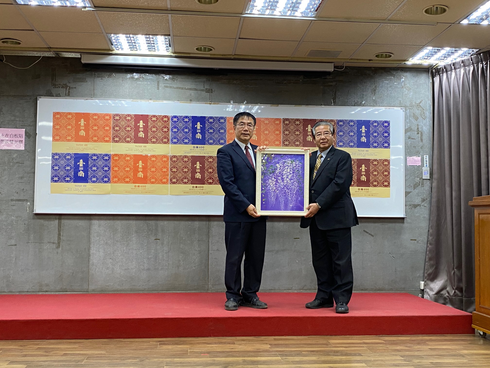 台南市長への記念品(市場良子氏 作の染物)贈呈