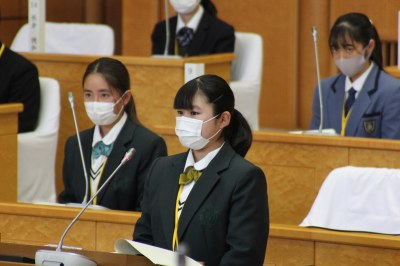 第14回高校生議会で一般質問する高校生議員